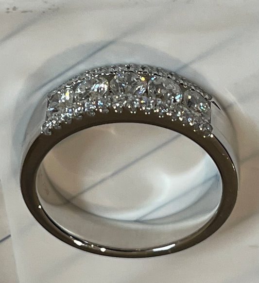 This beautifully designed band  features three rows of sparkling diamonds set in 18kw gold.
